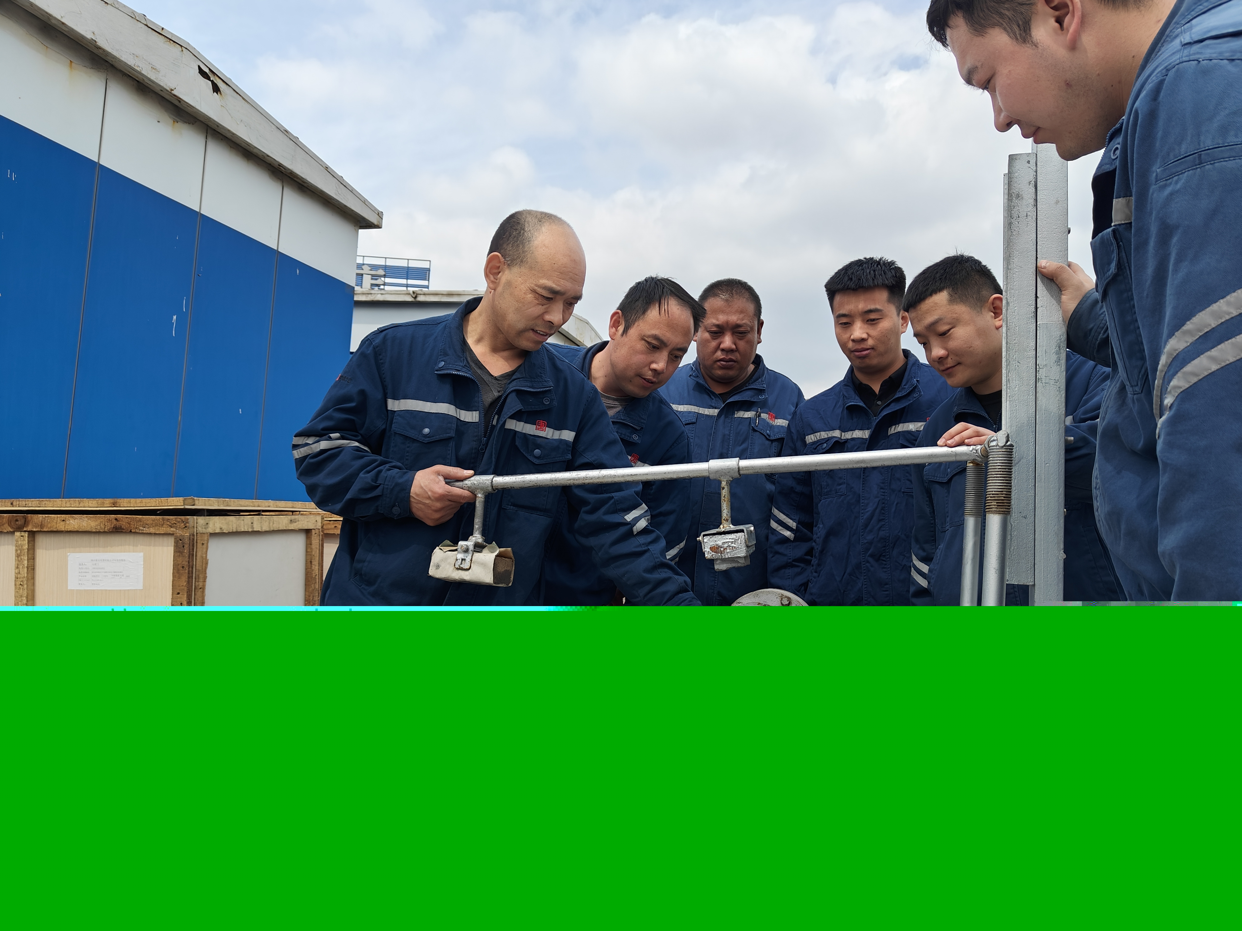 20240510，风机检修班班长丁带领班组成员调试自主研发的集电环打磨平台。马克拍摄.jpg