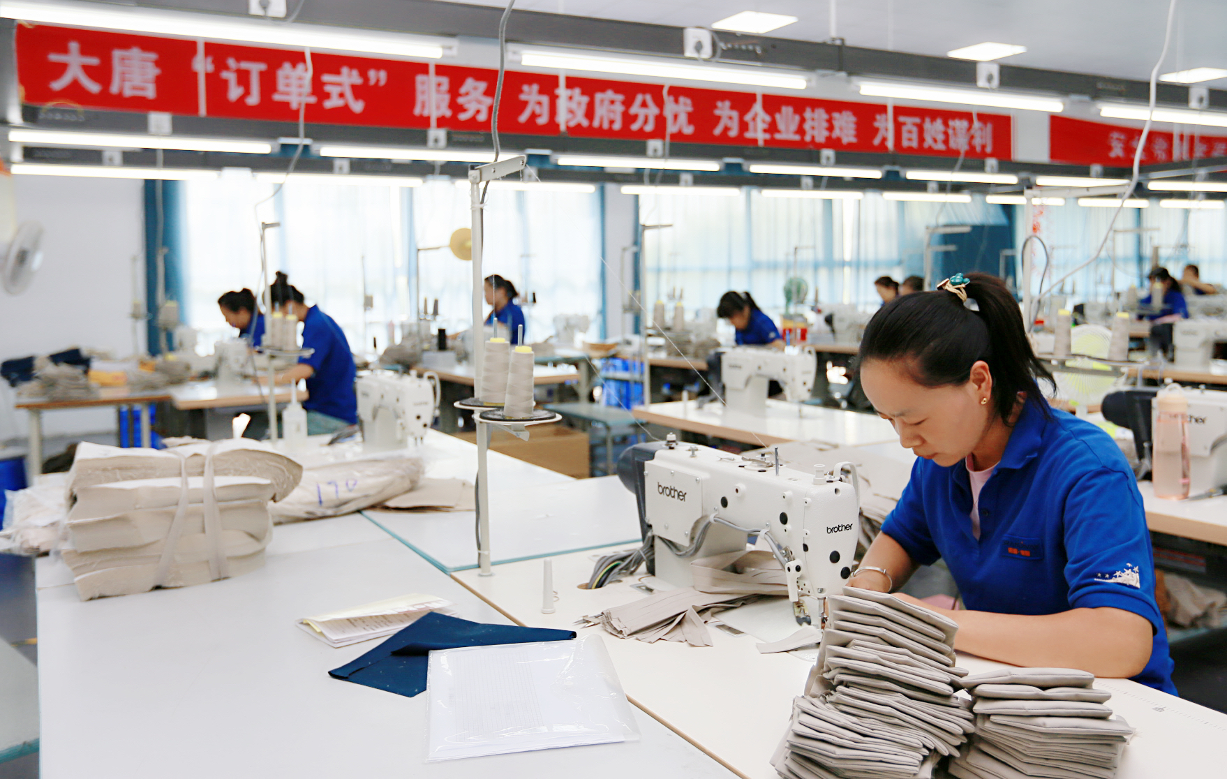 4.中国大唐引进“订单式”扶贫企业.，让异地搬迁群众实现家门口就业.jpg